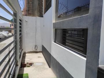 EN VENTA MODERNA CASA EN ESQUINA DE 4 NIVELES CON LINDOS ACABADOS EN JLBYR