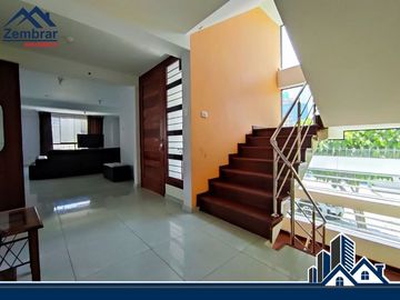 EN VENTA MODERNA CASA EN ESQUINA DE 4 NIVELES CON LINDOS ACABADOS EN JLBYR