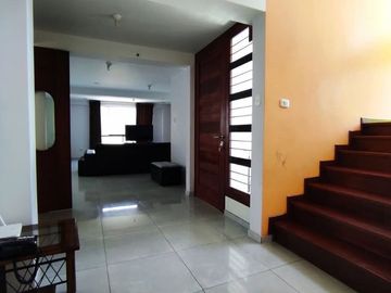 EN VENTA MODERNA CASA EN ESQUINA DE 4 NIVELES CON LINDOS ACABADOS EN JLBYR