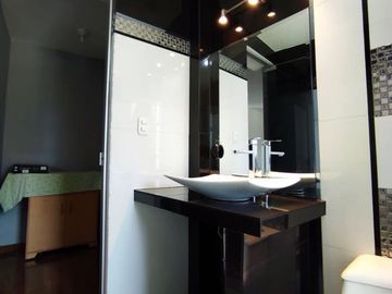 EN VENTA MODERNA CASA EN ESQUINA DE 4 NIVELES CON LINDOS ACABADOS EN JLBYR