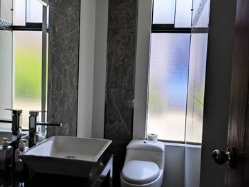 EN VENTA MODERNA CASA EN ESQUINA DE 4 NIVELES CON LINDOS ACABADOS EN JLBYR