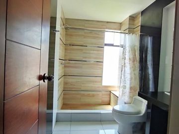 EN VENTA MODERNA CASA EN ESQUINA DE 4 NIVELES CON LINDOS ACABADOS EN JLBYR
