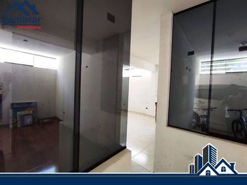 EN VENTA MODERNA CASA EN ESQUINA DE 4 NIVELES CON LINDOS ACABADOS EN JLBYR