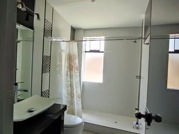 EN VENTA MODERNA CASA EN ESQUINA DE 4 NIVELES CON LINDOS ACABADOS EN JLBYR