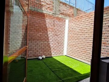 EN VENTA MODERNA CASA EN ESQUINA DE 4 NIVELES CON LINDOS ACABADOS EN JLBYR
