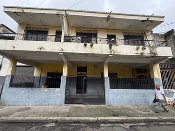 En Venta Casa Rentera en Calles Cuenca y Gomez Rendón de Guayaquil.