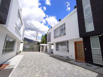 Casa de venta valle de los chillos cerca a la avenida ilaló