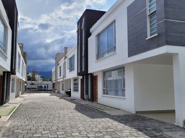 Casa de venta valle de los chillos cerca a la avenida ilaló