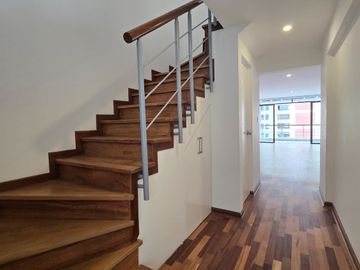 VENTA DE DEPARTAMENTO DÚPLEX 200 m2. URB. SANTA CRUZ MIRAFLORES