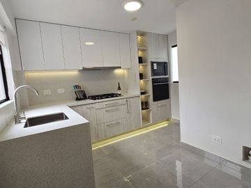 VENTA DE DEPARTAMENTO DÚPLEX 200 m2. URB. SANTA CRUZ MIRAFLORES