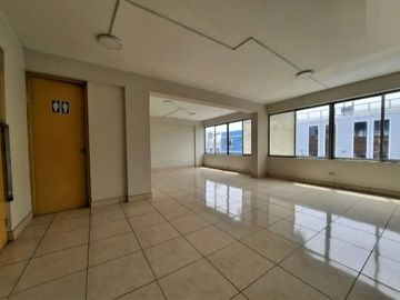 - ¡OFICINA EN VENTA EN EL CORAZÓN DE BARRANCO! ¡Ubicación Privilegiada y Acceso Fácil!