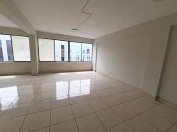 - ¡OFICINA EN VENTA EN EL CORAZÓN DE BARRANCO! ¡Ubicación Privilegiada y Acceso Fácil!