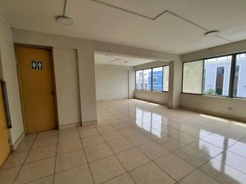 - ¡OFICINA EN VENTA EN EL CORAZÓN DE BARRANCO! ¡Ubicación Privilegiada y Acceso Fácil!