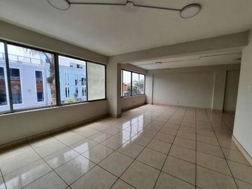 - ¡OFICINA EN VENTA EN EL CORAZÓN DE BARRANCO! ¡Ubicación Privilegiada y Acceso Fácil!