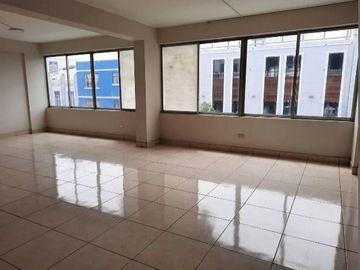 - ¡OFICINA EN VENTA EN EL CORAZÓN DE BARRANCO! ¡Ubicación Privilegiada y Acceso Fácil!