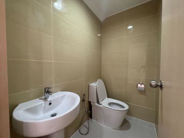 RUSH SALE Penthouse Unit in The Sandstone at Portico