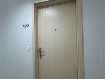 RUSH SALE Penthouse Unit in The Sandstone at Portico