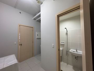 RUSH SALE Penthouse Unit in The Sandstone at Portico