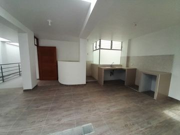 VENTA DE DEPARTAMENTO EN CAJAMARCA LARRY JHONSON 3ER PISO INTERIOR