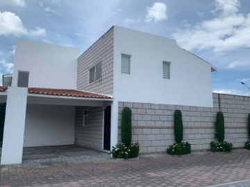 HERMOSA CASA EN VENTA METEPEC FRACCIONAMIENTO FINCA REAL