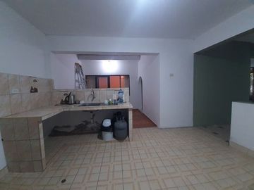 SE VENDE AMPLIA CASA DE 2 PISOS EN VILLA POETA JOSE GALVEZ