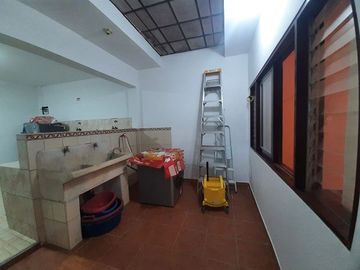 SE VENDE AMPLIA CASA DE 2 PISOS EN VILLA POETA JOSE GALVEZ