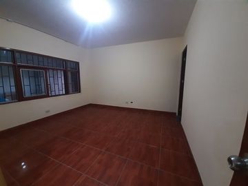 SE VENDE AMPLIA CASA DE 2 PISOS EN VILLA POETA JOSE GALVEZ