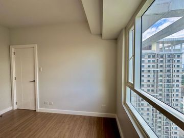 Pre-selling 1 Bedroom with Parking For Sale at Katipunan