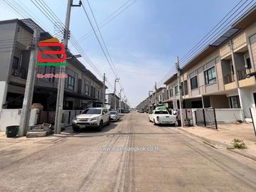 ทาวน์เฮาส์ โครงการ บริคโก้ ทาวน์ เทพารักษ์-บางพลี เนื้อที่ 18.4 ตรว. ซอยบางพลีพัฒนา ถนนเทพารักษ์ กม.23 ตำบลบางเพรียง อำเภอบางบ่อ จังหวัดสมุทรปราการ