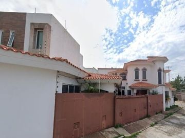 HERMOSA CASA UBICADA EN: Del Guadiana 137, Lomas del Sahuatoba, 34108 Durango, Dgo., México