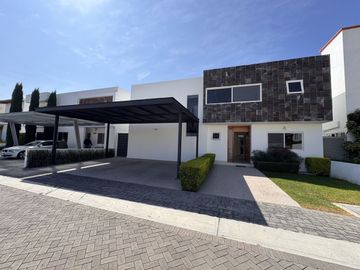 CASA EN VENTA EN RINCONADA JURICA, ZONA JURICA EN EZCLUSIVO CONDOMINIO CON CUARTO DE SERVICIO