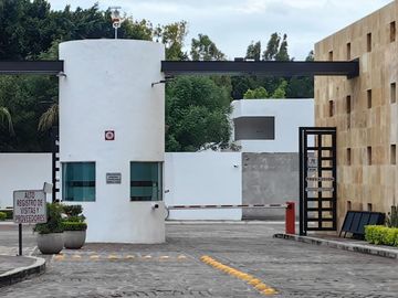 CASA EN VENTA EN RINCONADA JURICA, ZONA JURICA EN EZCLUSIVO CONDOMINIO CON CUARTO DE SERVICIO