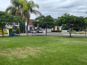 CASA EN VENTA EN RINCONADA JURICA, ZONA JURICA EN EZCLUSIVO CONDOMINIO CON CUARTO DE SERVICIO