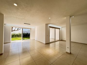 CASA EN VENTA EN RINCONADA JURICA, ZONA JURICA EN EZCLUSIVO CONDOMINIO CON CUARTO DE SERVICIO