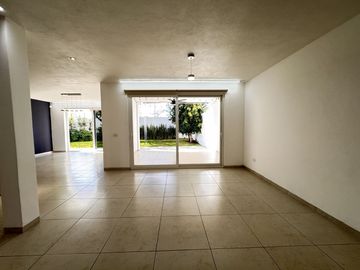 CASA EN VENTA EN RINCONADA JURICA, ZONA JURICA EN EZCLUSIVO CONDOMINIO CON CUARTO DE SERVICIO