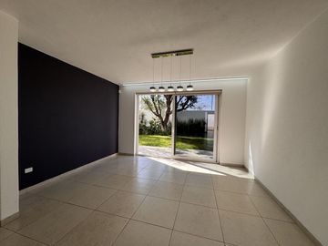 CASA EN VENTA EN RINCONADA JURICA, ZONA JURICA EN EZCLUSIVO CONDOMINIO CON CUARTO DE SERVICIO