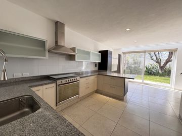 CASA EN VENTA EN RINCONADA JURICA, ZONA JURICA EN EZCLUSIVO CONDOMINIO CON CUARTO DE SERVICIO