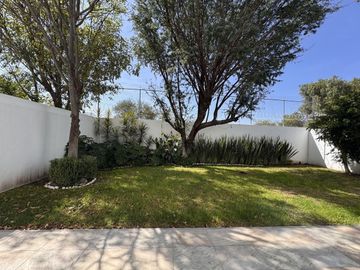 CASA EN VENTA EN RINCONADA JURICA, ZONA JURICA EN EZCLUSIVO CONDOMINIO CON CUARTO DE SERVICIO