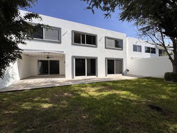 CASA EN VENTA EN RINCONADA JURICA, ZONA JURICA EN EZCLUSIVO CONDOMINIO CON CUARTO DE SERVICIO