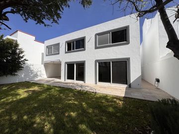 CASA EN VENTA EN RINCONADA JURICA, ZONA JURICA EN EZCLUSIVO CONDOMINIO CON CUARTO DE SERVICIO