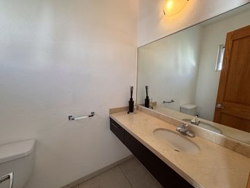 CASA EN VENTA EN RINCONADA JURICA, ZONA JURICA EN EZCLUSIVO CONDOMINIO CON CUARTO DE SERVICIO