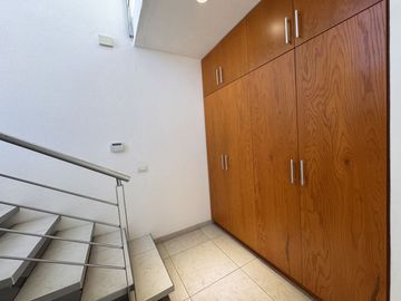 CASA EN VENTA EN RINCONADA JURICA, ZONA JURICA EN EZCLUSIVO CONDOMINIO CON CUARTO DE SERVICIO