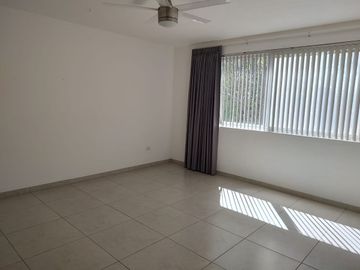 CASA EN VENTA EN RINCONADA JURICA, ZONA JURICA EN EZCLUSIVO CONDOMINIO CON CUARTO DE SERVICIO
