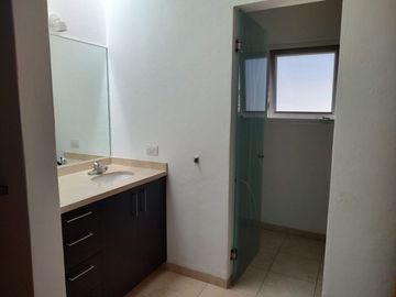 CASA EN VENTA EN RINCONADA JURICA, ZONA JURICA EN EZCLUSIVO CONDOMINIO CON CUARTO DE SERVICIO