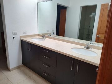 CASA EN VENTA EN RINCONADA JURICA, ZONA JURICA EN EZCLUSIVO CONDOMINIO CON CUARTO DE SERVICIO