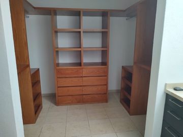 CASA EN VENTA EN RINCONADA JURICA, ZONA JURICA EN EZCLUSIVO CONDOMINIO CON CUARTO DE SERVICIO
