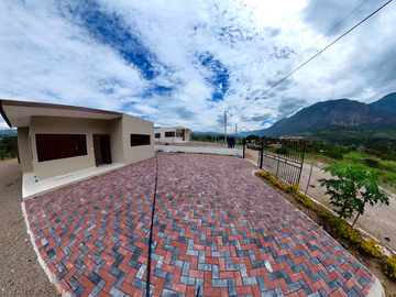 SE VENDE CASA VACACIONAL POR ESTRENAR, EN ZONA PRIVILEGIADA DE YUNGUILLA