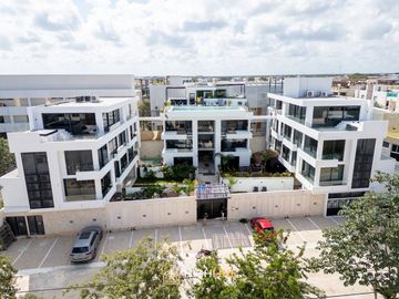 Departamento duplex con jardin y alberca privada en Venta