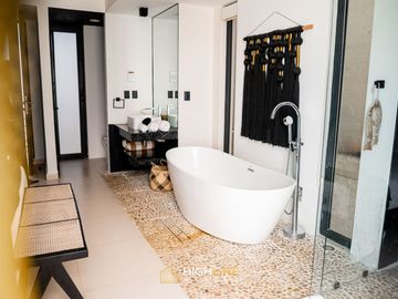 Departamento duplex con jardin y alberca privada en Venta