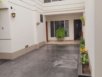ENCANTADORA CASA EN MIRAFLORES